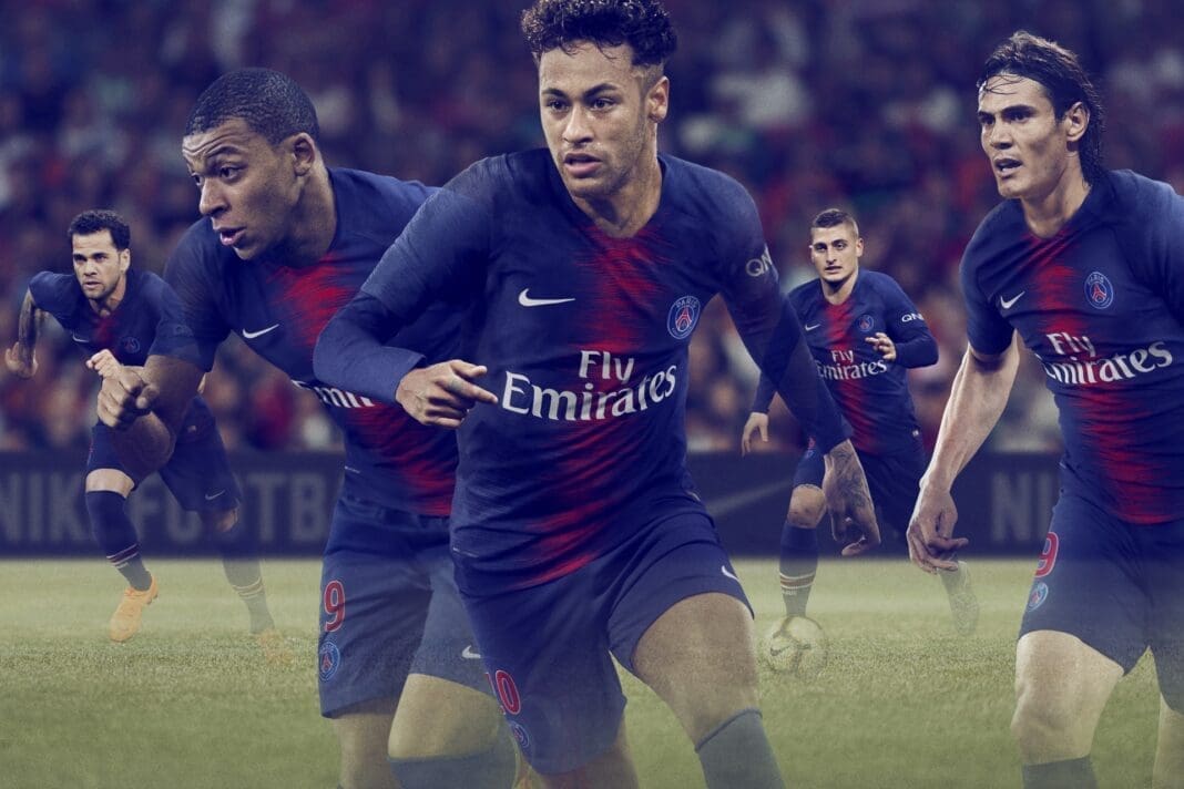 Neymar Jr leads the PSG team in the new home kit with Mbappe, Veratti, Cavani and Dani Alves