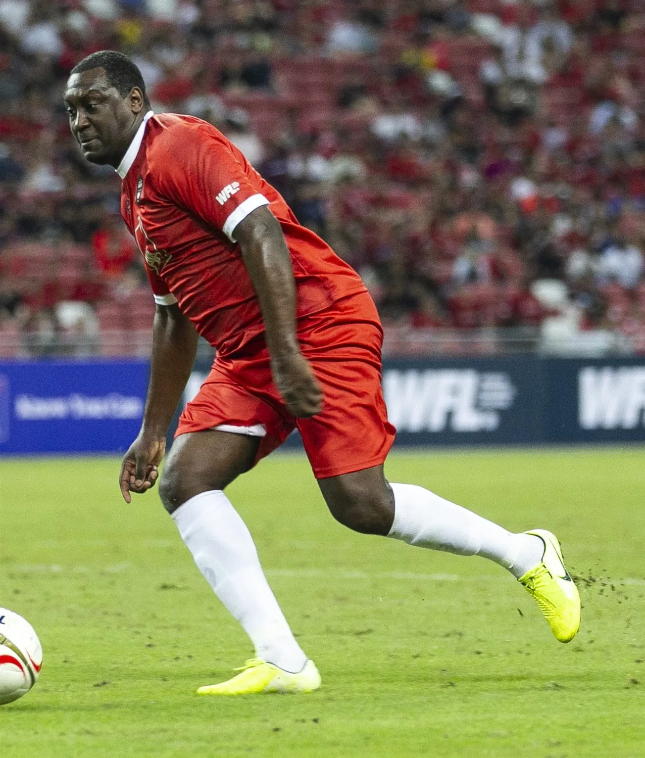battle of the reds - liverpool manchester united singapore legends emile heskey