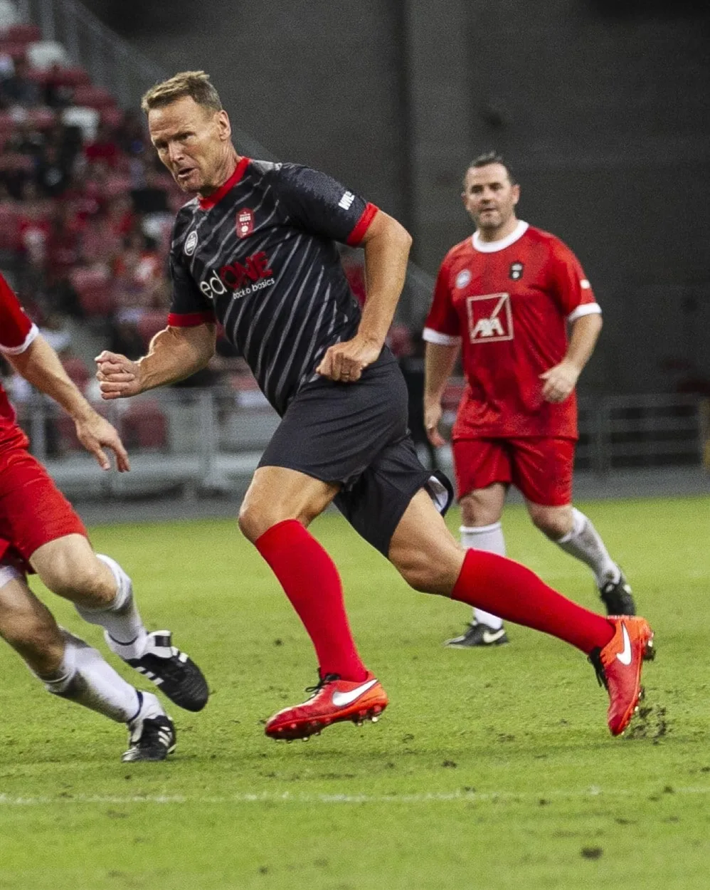 battle of the reds - liverpool manchester united singapore legends sheringham