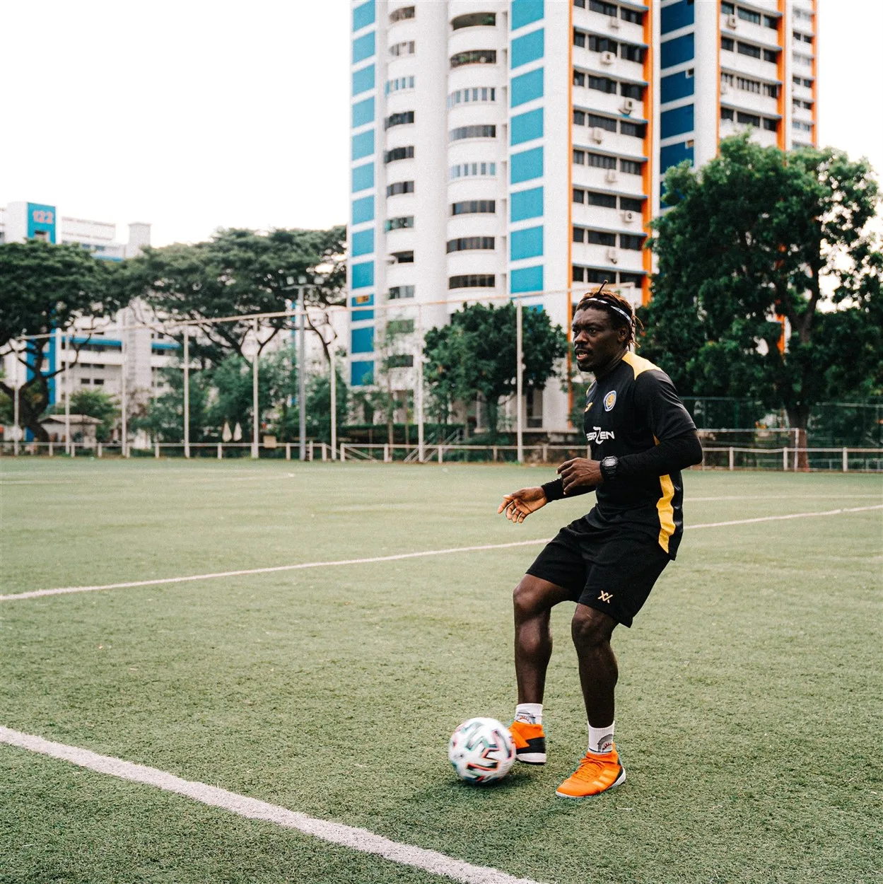 how improve passing in football - coach dennis ikogho espzen soccer school - always look up