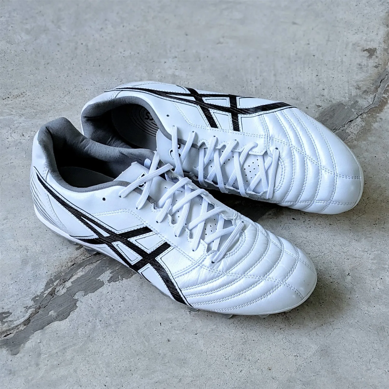 ASICS DS Light AG review football boots soccer cleats